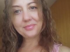 RoseHille - female with brown hair and  big tits webcam at xLoveCam