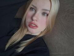 RoseUty - blond female webcam at xLoveCam