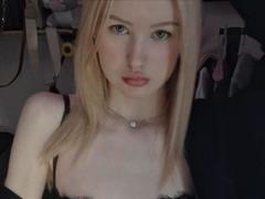 RoseUty - blond female webcam at xLoveCam