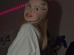 RoseUty - blond female webcam at xLoveCam