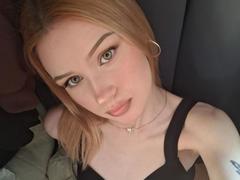 RoseUty - blond female webcam at xLoveCam