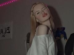 RoseUty - blond female webcam at xLoveCam