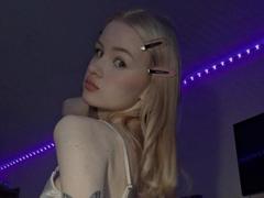RoseUty - blond female webcam at xLoveCam