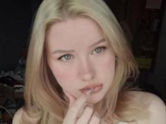 RoseUty - blond female webcam at xLoveCam