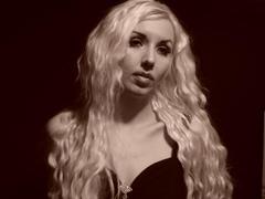 RoseVampire - blond female with  big tits webcam at xLoveCam
