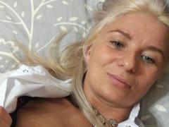 RoseeZ from xLoveCam