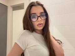 RoseleeVandiest - female with brown hair webcam at xLoveCam