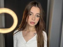 RoseleeVandiest - female with brown hair webcam at xLoveCam