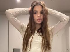 RoseleeVandiest - female with brown hair webcam at xLoveCam