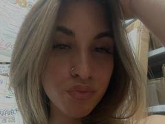 DinorahYanke - female with brown hair webcam at xLoveCam