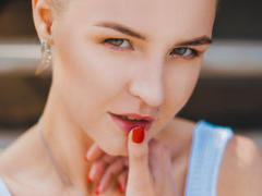 RoxanaNemes - female with brown hair webcam at LiveJasmin