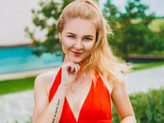 RoxanaNemes - female with brown hair webcam at LiveJasmin