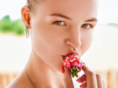 RoxanaNemes - female with brown hair webcam at LiveJasmin