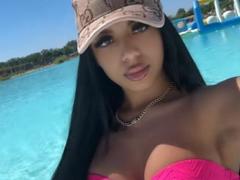 RoxelleFox - female webcam at xLoveCam