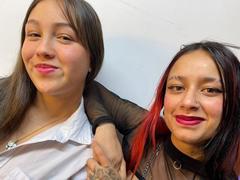 RoxxanAndEmma - female webcam at xLoveCam