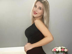 KerryWarm - female with brown hair webcam at ImLive