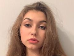 SalinaLabauve - female with brown hair webcam at xLoveCam