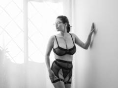 SamanthaJhonsons - female with black hair and  big tits webcam at LiveJasmin