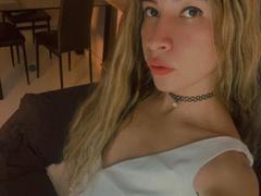 juliesanz - shemale with brown hair webcam at ImLive