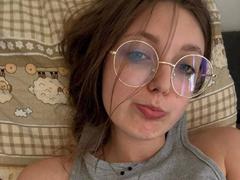 Sara2005-hot - female with brown hair webcam at xLoveCam