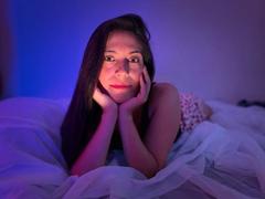 SaraGraham - female with brown hair webcam at xLoveCam