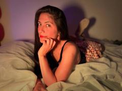 SaraGraham - female with brown hair webcam at xLoveCam