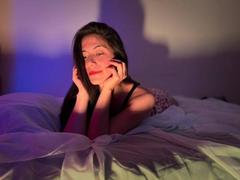 SaraGraham - female with brown hair webcam at xLoveCam