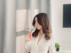 SaraRosenbarger - female with brown hair webcam at xLoveCam