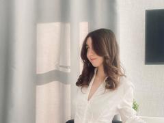 SaraRosenbarger - female with brown hair webcam at xLoveCam