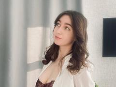SaraRosenbarger - female with brown hair webcam at xLoveCam