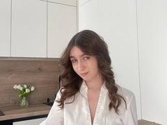 SaraRosenbarger - female with brown hair webcam at xLoveCam