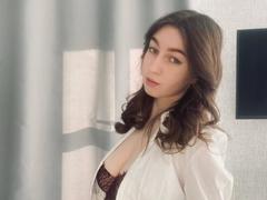 SaraRosenbarger - female with brown hair webcam at xLoveCam