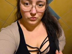 Sarah-kommt-hot - female with brown hair webcam at xLoveCam