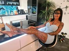 Sari-Sander - female with black hair and  big tits webcam at xLoveCam