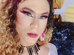 SaskyaDeluxxe from xLoveCam