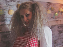 CurlySmile from xLoveCam