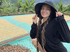 Savanah-hot - female with brown hair webcam at xLoveCam