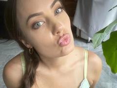Savanah-hot - female with brown hair webcam at xLoveCam