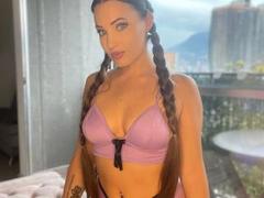 Savanah-hot - female with brown hair webcam at xLoveCam