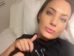 Savanah-hot - female with brown hair webcam at xLoveCam