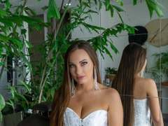Savanah-hot - female with brown hair webcam at xLoveCam