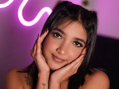 Scarlesth - female with black hair webcam at xLoveCam