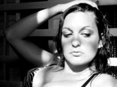 SelinaKyle - female with brown hair webcam at xLoveCam