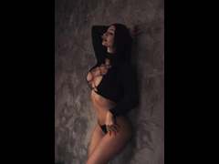 Semiramida-hot - female with black hair webcam at xLoveCam