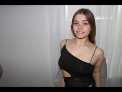 SexyLaura2004-hot - blond female webcam at xLoveCam