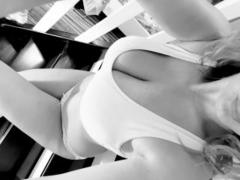 Jeniffer - female with brown hair webcam at xLoveCam