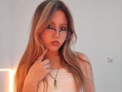 CristinWan - female with brown hair webcam at LiveJasmin