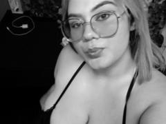 SaraWayne - female with red hair and  big tits webcam at xLoveCam