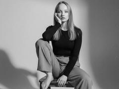 ShawtyMia - blond female webcam at xLoveCam