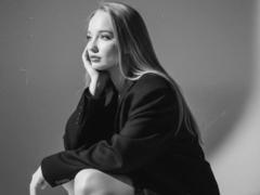 ShawtyMia - blond female webcam at xLoveCam